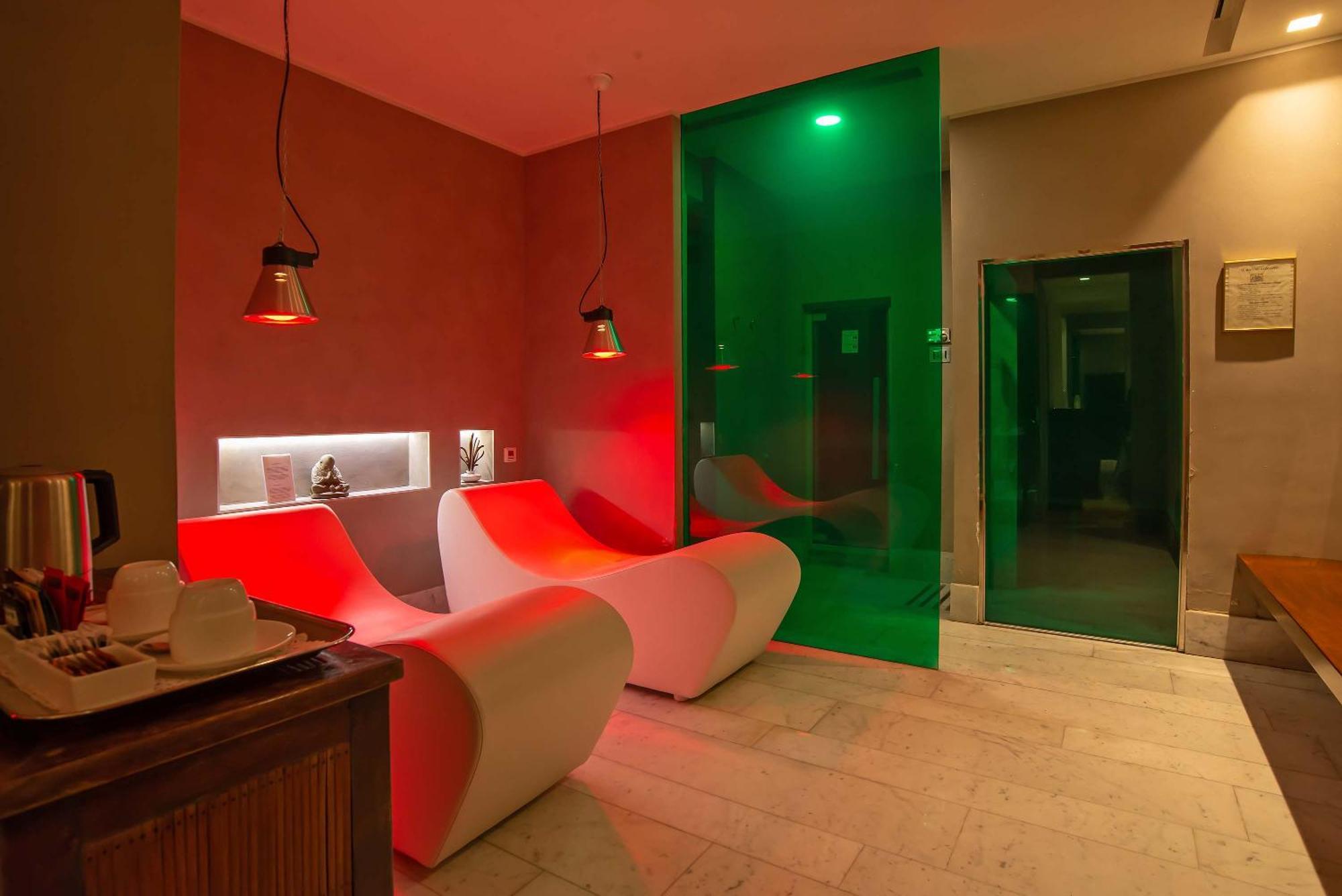 White Hotel Rom